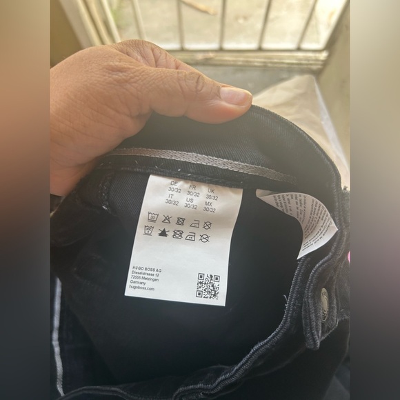 HUGO BOSS Mens Black Jeans Size 30/32
Hugo Boss Men's Black Jeans - Picture 12 of 13